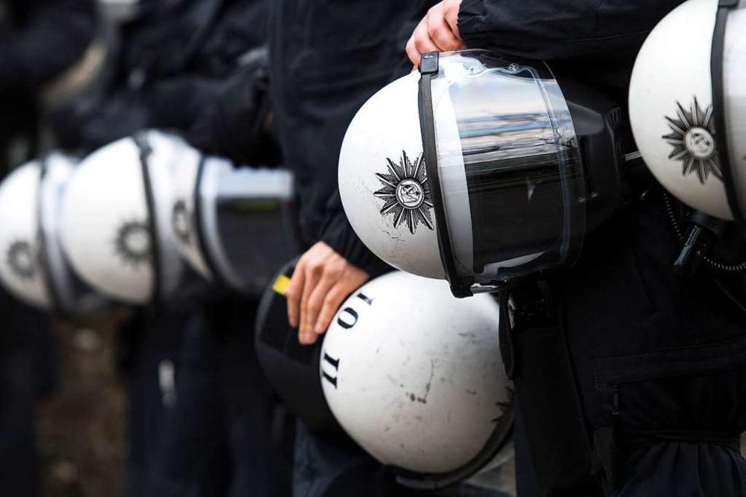 Die Polizei war im Stadion im Einsatz. (Symbolbild)  | Foto: Marius Becker (dpa)