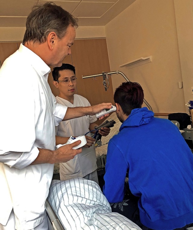 Pfleger Fritz Campos und Landrat Frank...bei der Untersuchung eines Patienten.   | Foto: Landratsamt