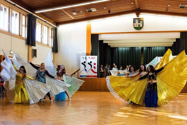 In der Pause des Tanzturniers zeigte d... Waldkirch einen anmutigen Flgeltanz.  | Foto: Gabriele Zahn