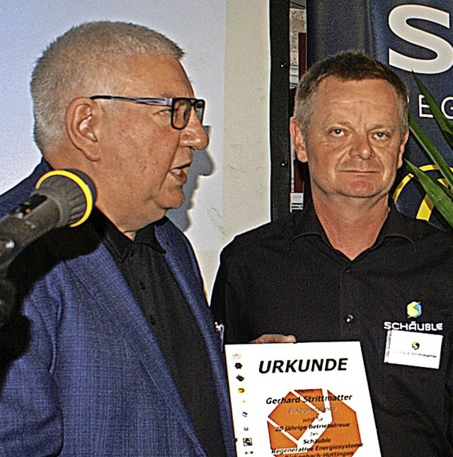 Eine Urkunde fr 20-jhrige Firmentreu...Thomas Kaiser an Gerhard Strittmatter.  | Foto: Werner Probst