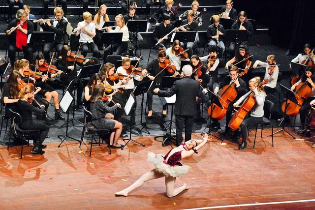 Das City Connect Orchestra mit Primaballerina Viviane Reiche  | Foto: Barbara Ruda