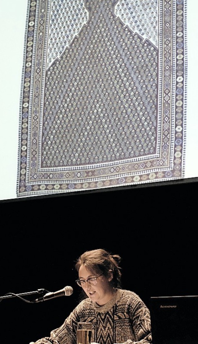 Sandra Burckhardt vor einem islamischen Teppich  | Foto: Verlag