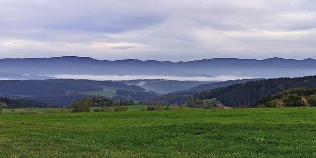 Blick von der Biederbacher Hhe beim G...ztal, welches   unter dem Nebel liegt.  | Foto: Siegfried Meier