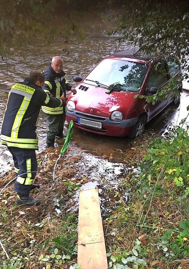 Pkw in der Elz &#8211; Wie er dort hin...e Polizei noch. <BZ-Foto>FFW</BZ-Foto> 