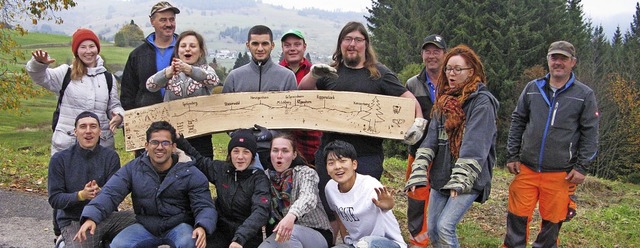 Stolz prsentieren die jungen Ehrenamt...ber des Hexenhauses hergestellt haben.  | Foto: Ulrike Spiegelhalter