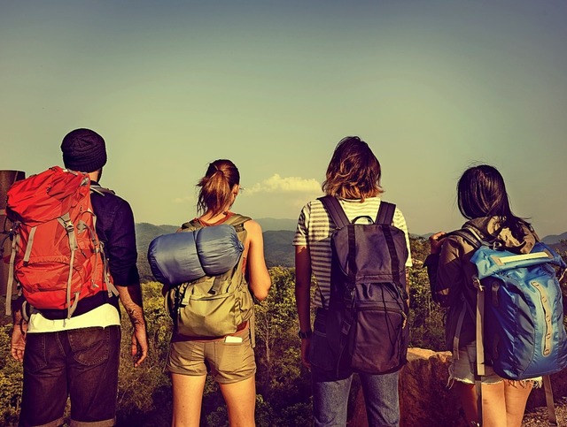 Viele junge Deutsche reisen mit dem Rucksack durch Australien.  | Foto: Rawpixel.com  (stock.adobe.com)