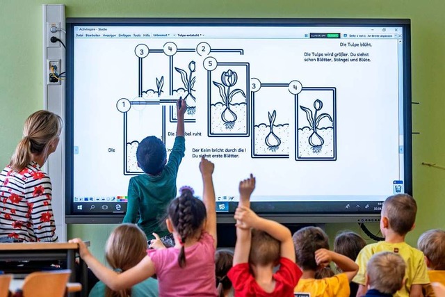 Kinder lernen an einer interaktiven Ta...alpakt digitale Hilfsmittel wie diese.  | Foto: Armin Weigel