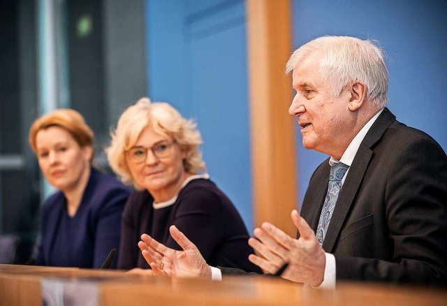 Horst Seehofer (CSU) spricht neben Chr...echtsextremismus und Hasskriminalitt.  | Foto: Michael Kappeler (dpa)