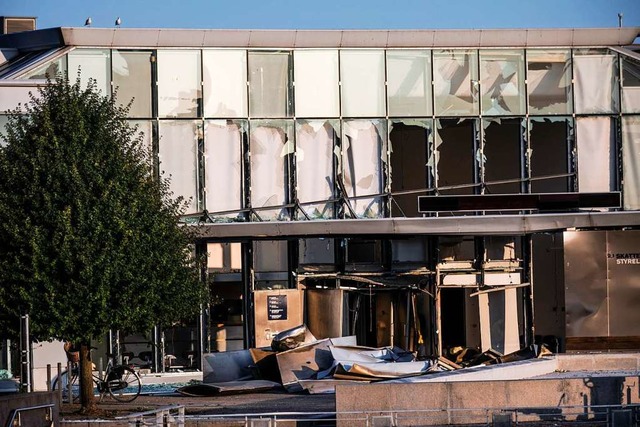 Zerbrochene Fensterscheiben nach einer... dnischen Steuerbehrde in Kopenhagen  | Foto: Olafur Steinar Rye Gestsson (dpa)