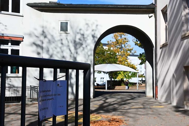 Die Fridolinschule in Lrrach-Stetten ...icherungsarbeiten am Dach geschlossen.  | Foto: Jonas Hirt