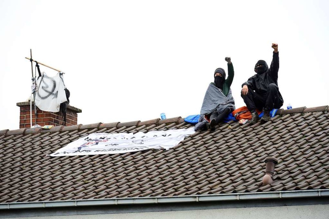 Besetzer auf dem Dach des Hauses an der Fehrenbachallee  | Foto: Ingo Schneider