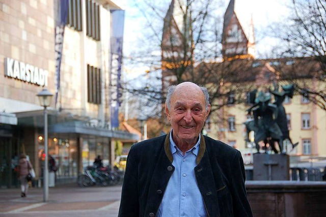 Fischer Louis am Lindenplatz, wo mit D...he stehen, die seine Firma gebaut hat.  | Foto: hr