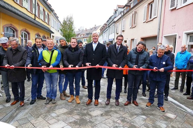 Zur offiziellen bergabe der neu gesta...ekt beteiligten Firmen ein rotes Band.  | Foto: Gerold Zink