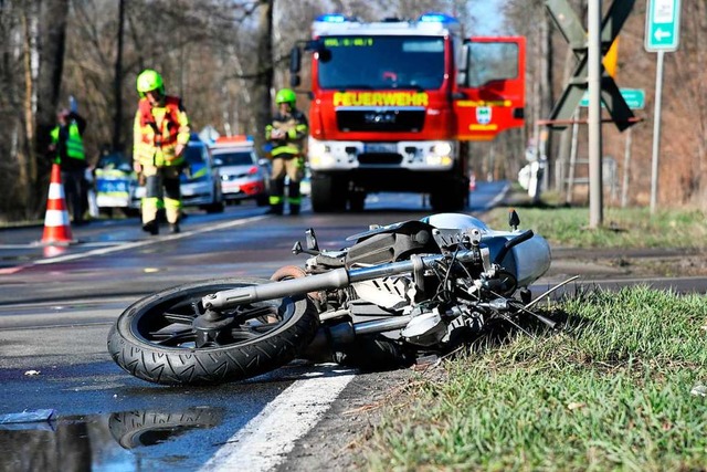 Motorrder haben keine Knautschzone. D...ei einem Unfall zu sterben, ist hoch.   | Foto: Julian Sthle (dpa)