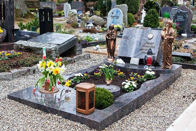 Stiefmtterchen sind zurzeit im Trend, auch auf dem  Friedhof in Waldkirch.  | Foto: Gabriele Zahn