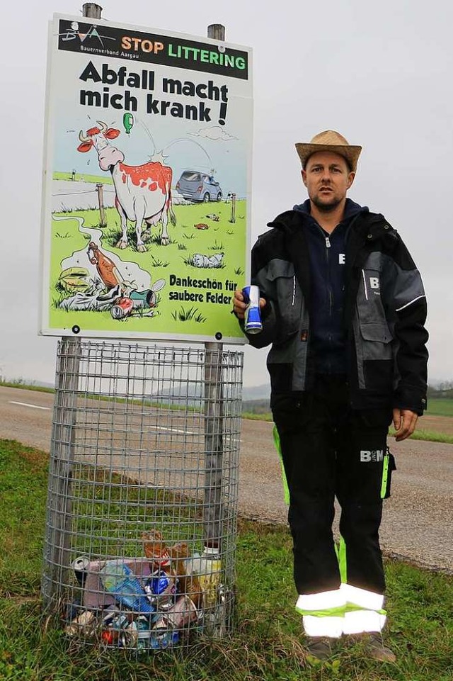 Alle zwei Monate ist der Littering-Beh...elmig den Mll auf seiner Weide ein.  | Foto: Dennis Kalt