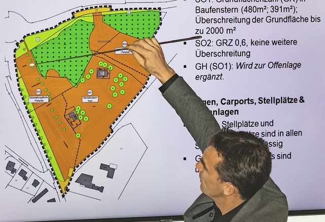 Stefan Lufer stellt im Gemeinderat Grafenhausen die Planungen vor.   | Foto: Wilfried Dieckmann