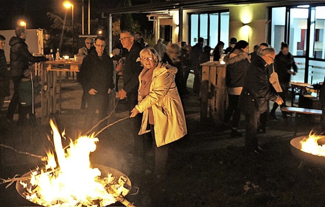 Ortsvorsteherin Edith Becker (vorn am ...e Klpferfr in Niederhof initiiert.   | Foto: Reinhard Herbrig