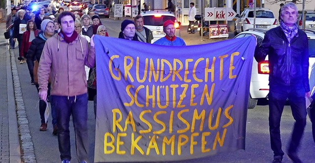 Schweigend marschieren die Teilnehmer ...agoge, um ihre Anteilnahme zu zeigen.   | Foto: Benedikt Hecht
