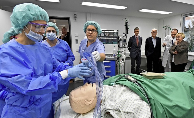 Von Ministerin Theresia Bauer (rechts)... das Leben der künstlichen Patientin. | Foto: Michael Bamberger Von Ministerin Theresia Bauer (rechts)... das Leben der künstlichen Patientin. | Foto: Michael Bamberger