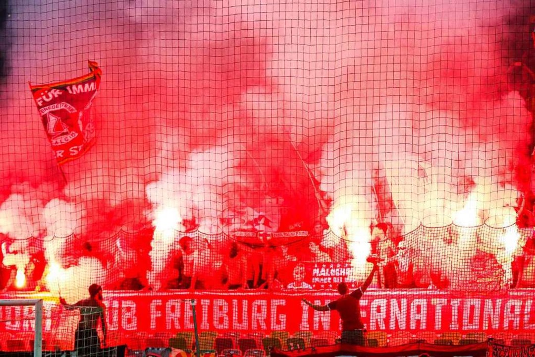 Archivbild: Beim Auswärtsspiel in Slow...brannten im Freiburger Block Bengalos.  | Foto: Anze Malovrh