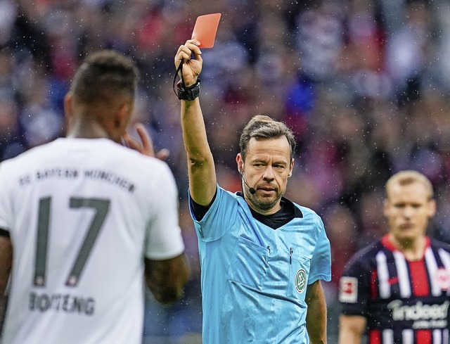 Entscheidende Szene: Schiedsrichter Markus Schmidt zeigt Jerome Boateng Rot.  | Foto: Uwe Anspach