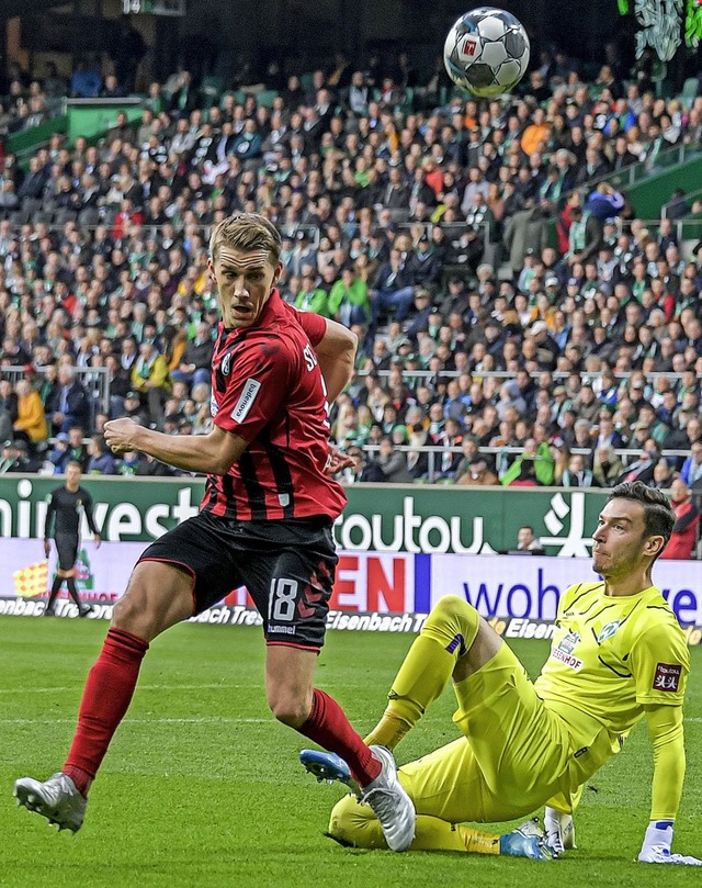Nils Petersen (links) stibitzt Werder-... Pavlenka den Ball und trifft zum 1:1.  | Foto: Axel Heimken (dpa)