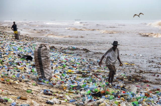 Mllkippe Meer: Am Strand von Accra (G...chwemmte Plastik nach Verwertbarem ab.  | Foto: Christian Thompson