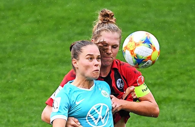 Die Wolfsburgerin Ewa Pajor (links)  gegen Rebecca Knaak  | Foto: Patrick Seeger