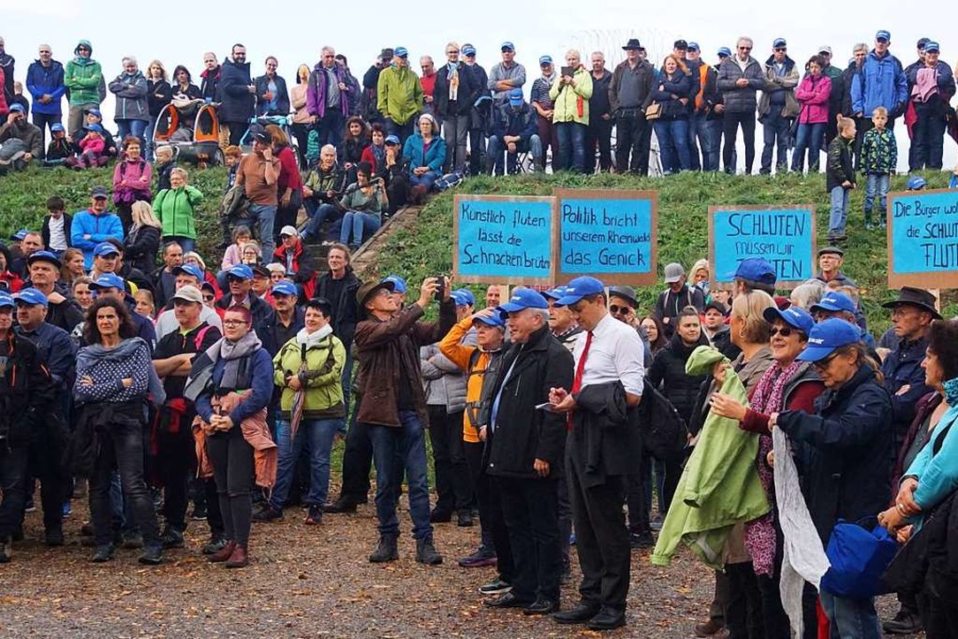 Mehr als 1000 Menschen protestierten a...anten ökologischen Flutungen am Rhein.  | Foto: Ilona Huege