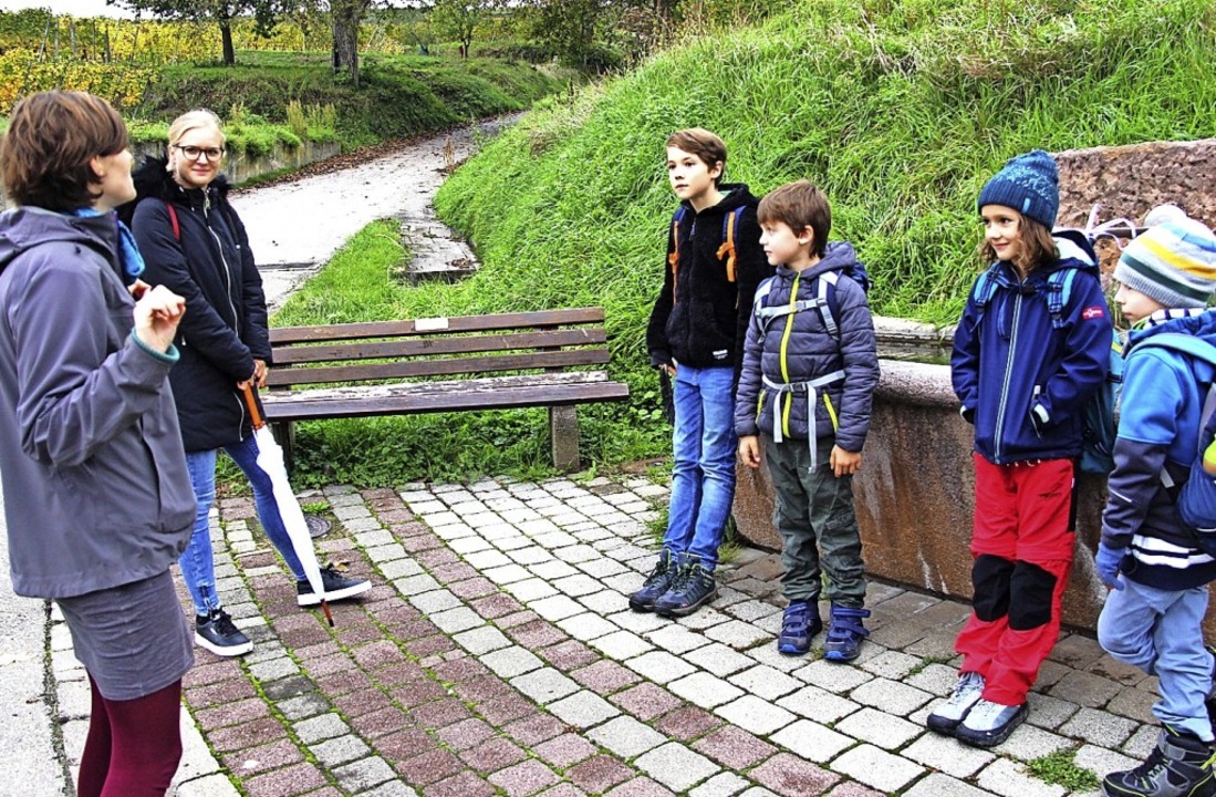 Ami Kal erzählt den Kindern die  Sage vom  &#8222;Brittebrinnli&#8220;.   | Foto: Horst David