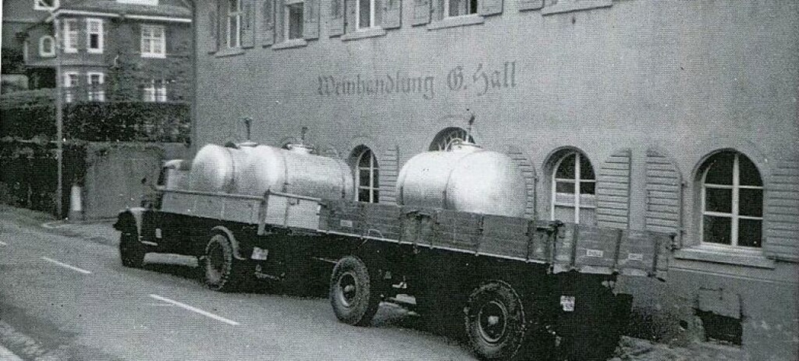 Fassweinanlieferung in den 1950er Jahr... Weinfässer im Kellergewölbe gepumpt.   | Foto: Roland Weis