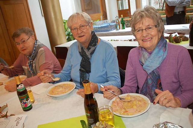 Die drei Freundinnen Gertrud Scheer (v... genieen das Angebot des Brgerheims.  | Foto: Petra Wunderle