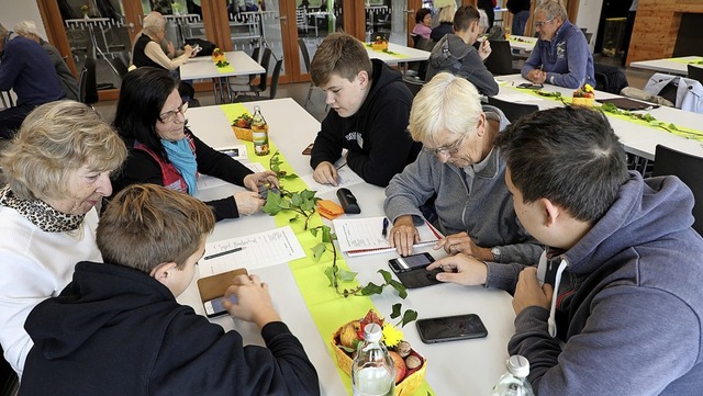 Jugendliche erklrten lteren Mitmensc...dhabung von Smartphones oder Tablets.   | Foto: Christoph Breithaupt