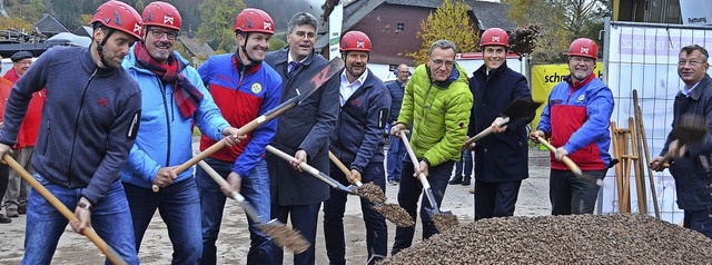 Michael Schmitz (Bauleiter Firma Holzb...hmidt (von links) griffen zum Spaten.   | Foto: Christiane Sahli