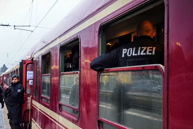 Polizisten beim Befragen der Reisenden des Partyzugs.   | Foto: Gnter Benning (dpa)