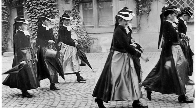 Wo wollen die denn hin? Ins Rathaus?  ...dann mit dem Frauenwahlrecht ab 1919.   | Foto: Stadt Waldkirch