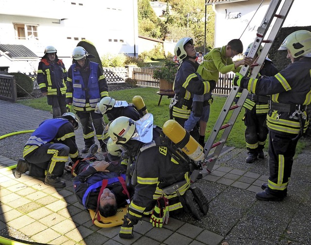 ber die Leiter &#8222;gerettet&#8220;...bstbung der  Feuerwehr Oberprechtal.   | Foto: Roland Gutjahr