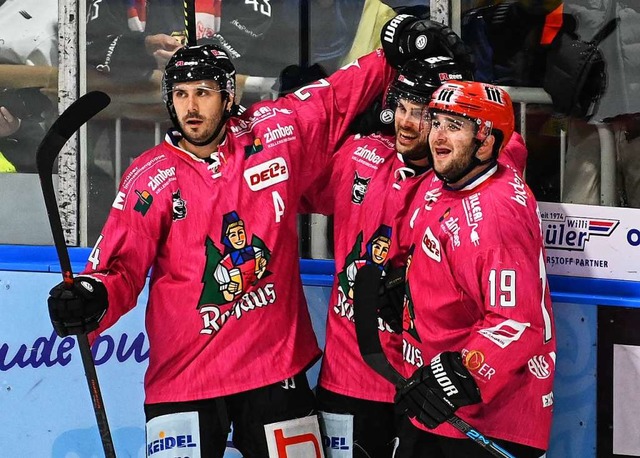 Die EHC-Spieler Nick Pageau, Luke Pith...n allen Grund zur Freude (Archivfoto).  | Foto: Patrick Seeger