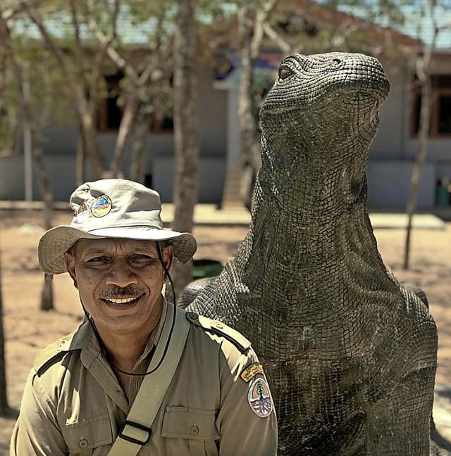 Ranger Rawi neben einem Drachen-Denkmal  | Foto: Christoph Sator (dpa)
