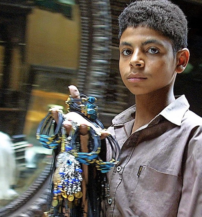 Ein ägyptischer Junge verkauft in Kairo Halsketten und Armbänder.  | Foto: epa afp Marwan Naamani