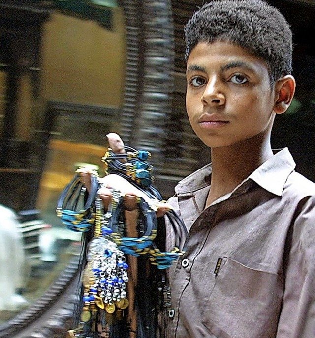 Ein gyptischer Junge verkauft in Kairo Halsketten und Armbnder.  | Foto: epa afp Marwan Naamani