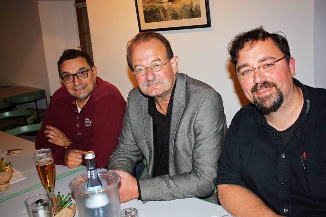 Peter Hofmeister (Mitte) hat mit Steph...hock der Servicegemeinschaft geladen.   | Foto: Gerd Leutenecker