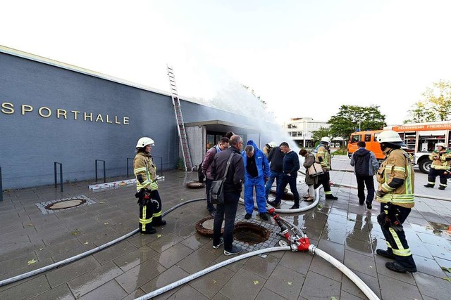 Mit Untersttzung der Feuerwehr wurde ... Gerolf-Staschull-Sporthalle gefunden.  | Foto: Thomas Kunz