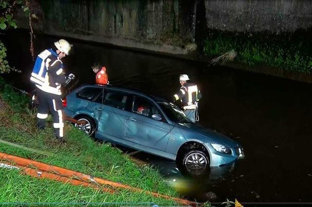 Dieb versenkt Auto im Fluss – Hunderte von Plastikflaschen landen in der Schutter