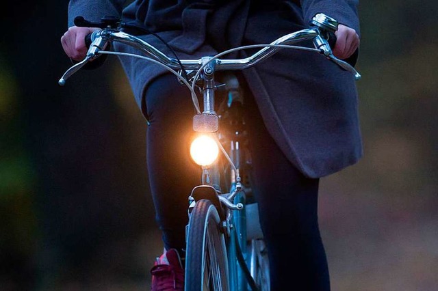 Wie der 20-Jhrige bei der Polizei anz... mit seinem Fahrrad gestrzt (Symbol).  | Foto: Tobias Hase (dpa)