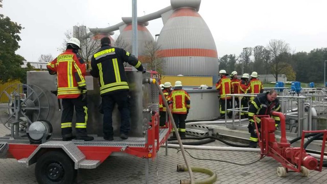 Die Forchheimer Feuerwehr war mit ausgeliehenem Spezialgert im Einsatz.  | Foto: Feuerwehr Forchheim