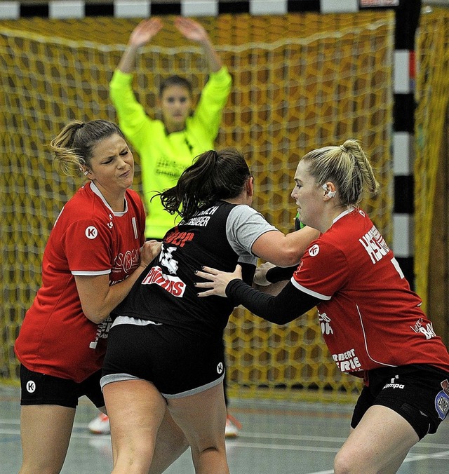 Die HSG-Spielerinnen Laura Bensch (lin...ken hier gegen    Lisa Beathalter zu.   | Foto: Pressebro Schaller