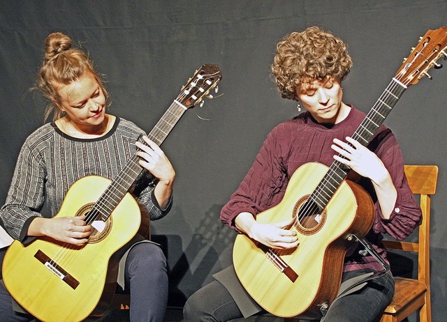 Das Gitarrenduo Sch a Deux mit Esther...d Komponistin Ida Presti gezeichnet.    | Foto: Charlotte Frse