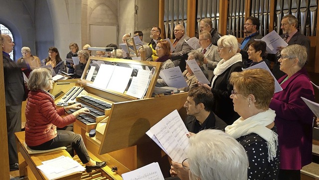 Der  katholische Kirchenchor gestaltet...n der Orgel, den Festgottesdienst mit.  | Foto: Roswitha Frey